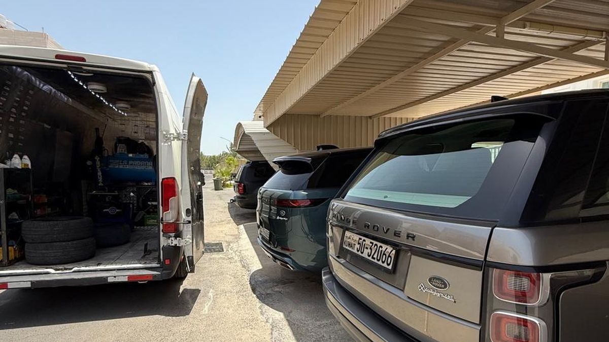 خدمة إصلاح سيارة متعطلة على الطريق ليلاً في الكويت